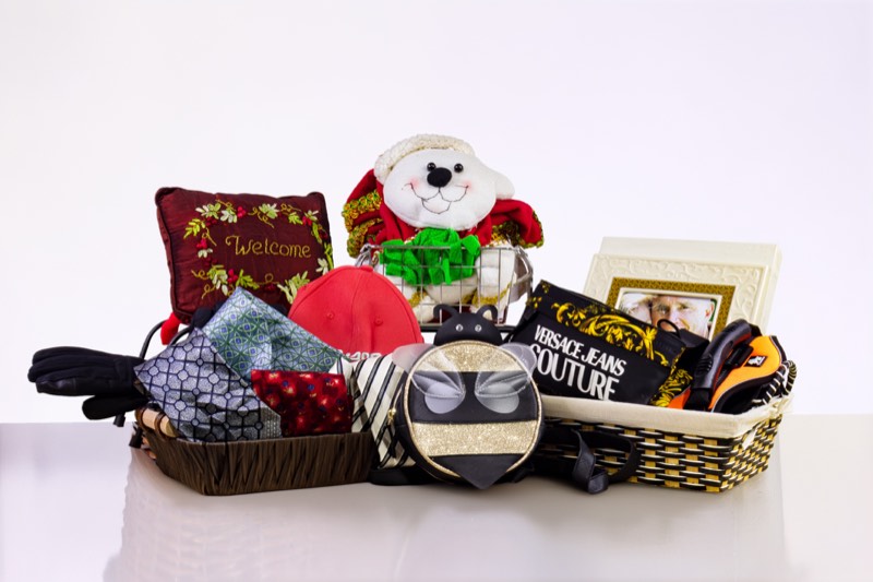 Canasta con accesorios y artículos complementarios