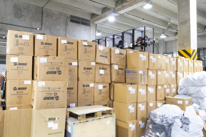 Cajas de mercadería rotuladas apiladas en bodega