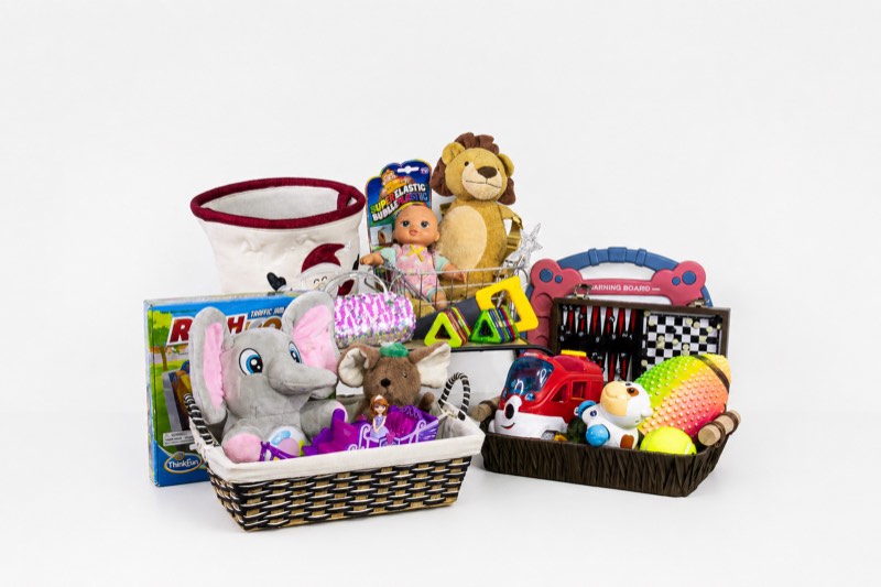 Juguetes y peluches seleccionados en canastas