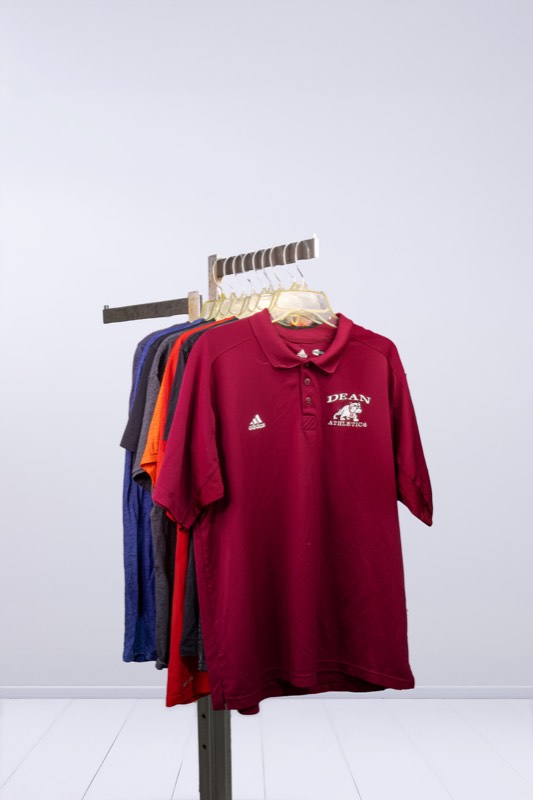 Polos clasificados colgados en rack de exhibición